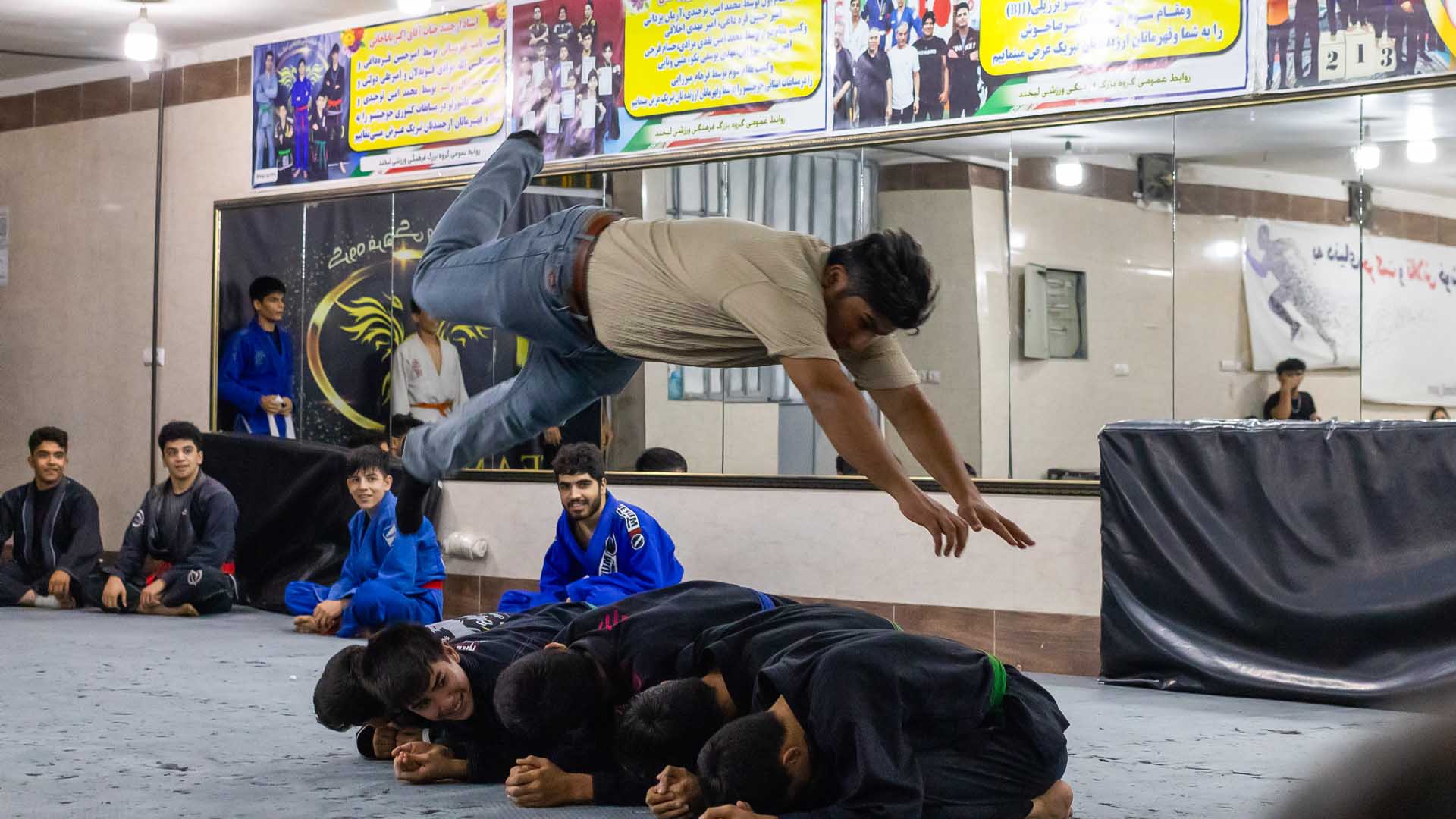 تمرین پارکور تیم لبخند